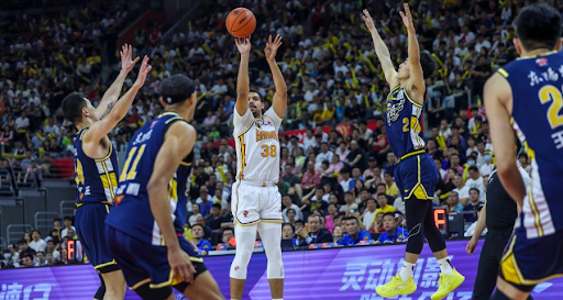 中国乒乓球队在关键战中被法国新星勒布伦逆转，展现技术与心理博弈，国乒面临严峻挑战。